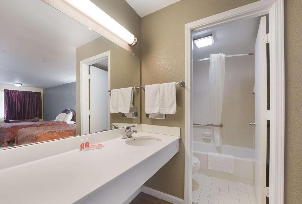 Econo Lodge Thomaston Kültér fotó