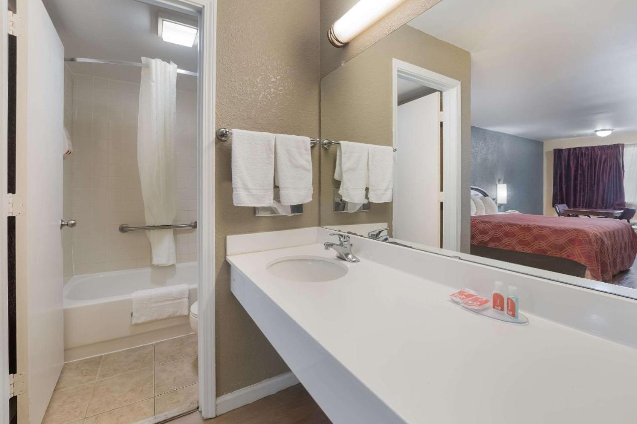 Econo Lodge Thomaston Kültér fotó